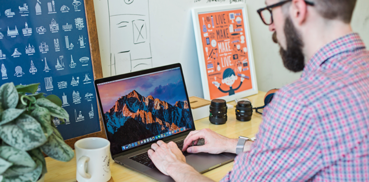 Mężczyzna pracujący na laptopie